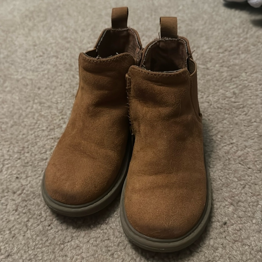 Brown suede size 8 short zip boot